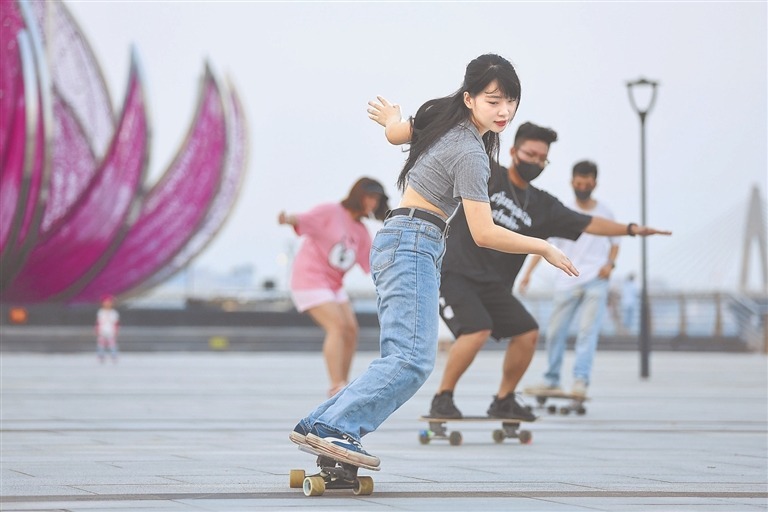南昌陆地冲浪运动爱好者享受自由驭风