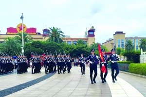 市公安局警旗队队员护卫国旗进场