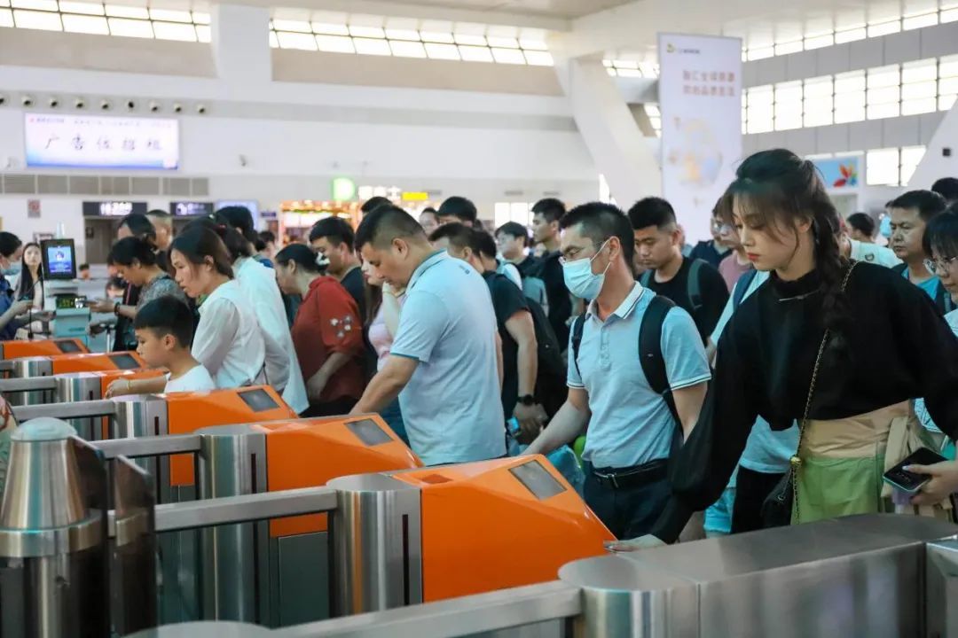 旅客在鹰潭北站有序验证乘车。吴亮萌浩 图