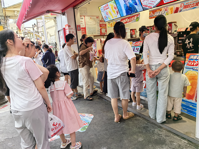 奶茶店前人头攒动。