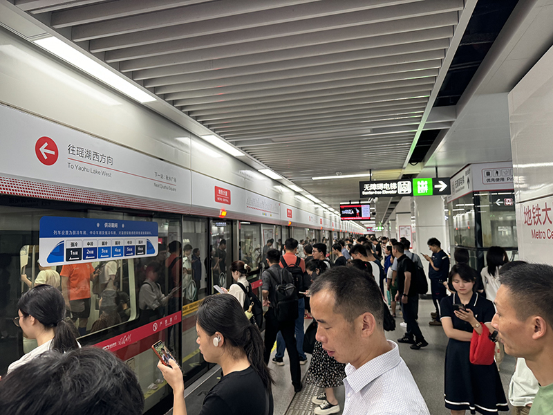 人们在地铁站排队候车。