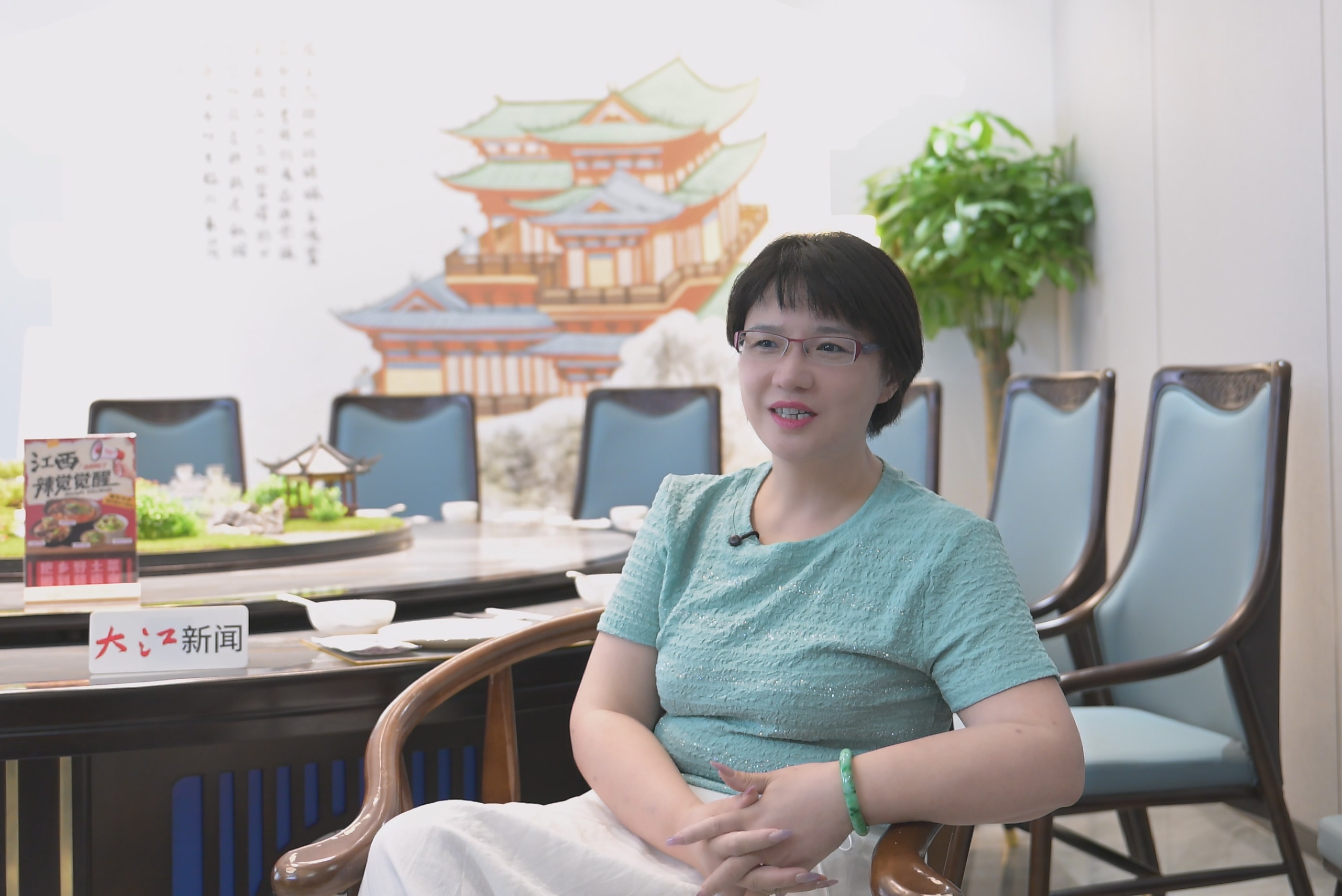 图说：8月21日，“赣南人家”创始人熊慧玲在店内接受江西日报采访.jpg