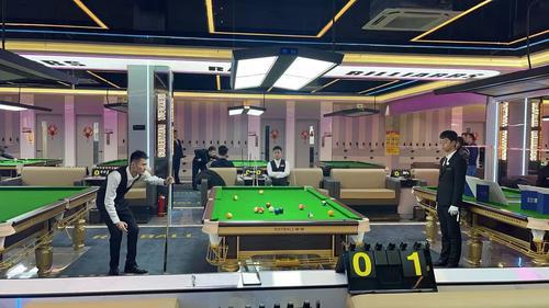 南昌市台球协会教练正在执裁比赛。江西日报全媒体记者 付强摄.jpg